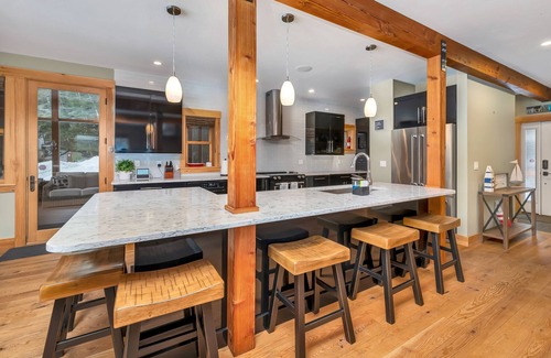Meredith House | Custom Lake Winnisquam Home For 12
