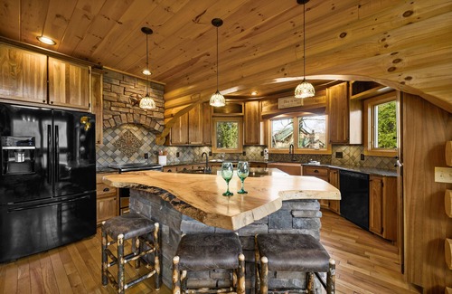 Townsend Cabin | Custom Log Cabin Close to Cades Cove in GSMNP!
