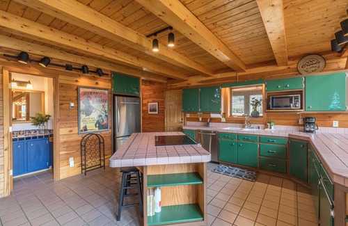 Creede House | Custom Log Home-Pet-Friendly-Rio Grande River Access-Breathtaking Views