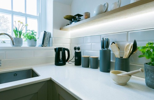 Beaumaris Cottage | Custom Mews - a near a pub that sleeps 4 guests in 2 bedrooms