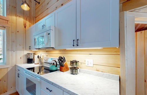 Morrisville House | Custom Mountain Home with Private Hot Tub, Firepit, & Free WiFi - Dog Welcome