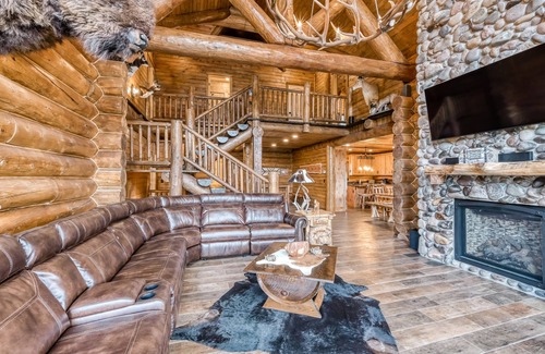 Rio Vista Estates House | Custom riverfront log home w/hot tub, decks & fireplace