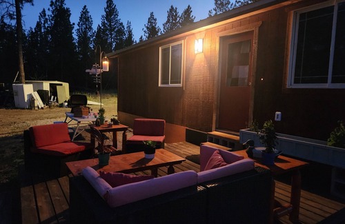 Grantsdale Cabin | Custom tiny house with an awesome view.nClose to Hamilton and Darby