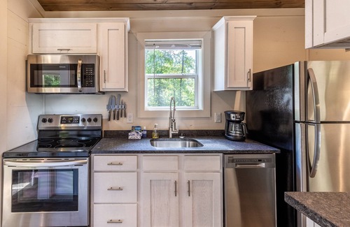 Robbinsville Cottage | Customer Appreciation Year! Get a free night!