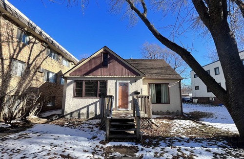 Merriam Park West House | Cute 2 bedroom/1 bath vacation getaway w/laundry