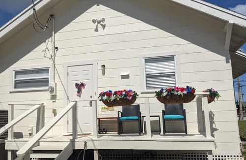 Tarpon Springs House | Cute 2 bedroom 2 bath House in Tarpon Springs, Dog Friendly!