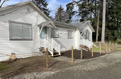 Seaview Apartment | Cute 2 Bedroom, Close to Long Beach and Cape Disappointment, *Off Highway 101*