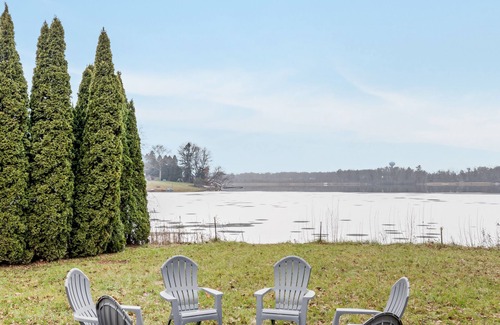 Lake Orion House | Cute 2-bedroom lake house in Lake Orion
