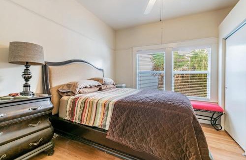 Tarpon Springs House | Cute 2B2B House, walk to Sponge Dock, Pet friendly