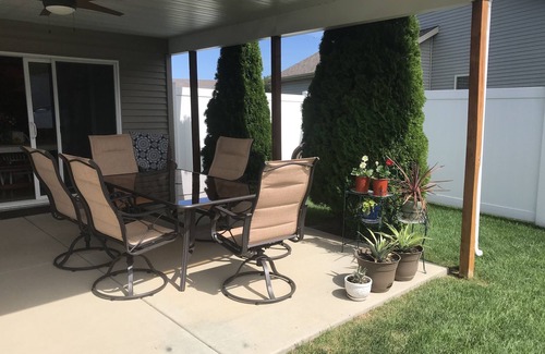 South Bend House | Cute 3 Bedroom, 2 Bath Home, 4 miles North of SBN Airport and 7.5 miles to ND