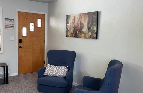 Iowa City House | Cute 3-bedroom house walkable to Kinnick and UIHC