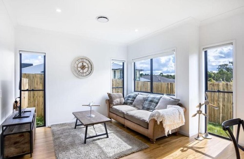 Calamvale House | Cute 4BR Family Home in Calamvale