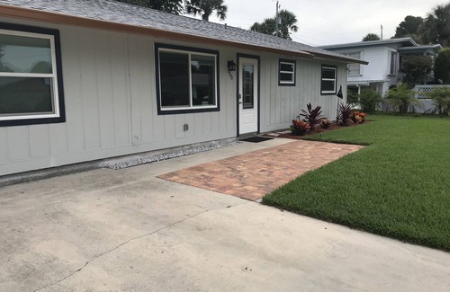Jensen Beach House | Cute and clean and right next to the Ocean!