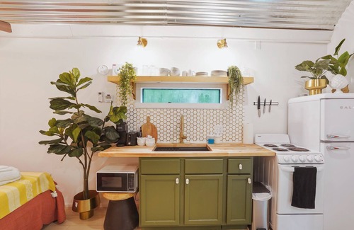 South Bloomingville Cabin | Cute and Cozy! Relax in Hot Tub! Caves Close