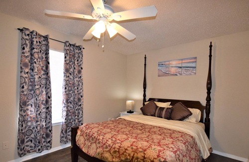 Fort Worth Apartment | Cute and Cozy 2 Bed 1 Bath Unit in a 4-Plex with Assigned Parking and W/D