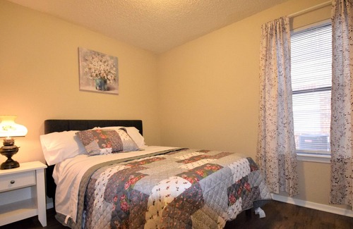 Fort Worth Apartment | Cute and Cozy 2 Bed 1 Bath Unit in a 4-Plex with Assigned Parking and W/D