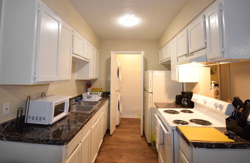 Fort Worth Apartment | Cute and Cozy 2 Bed 1 Bath Unit in a 4-Plex with Assigned Parking and W/D