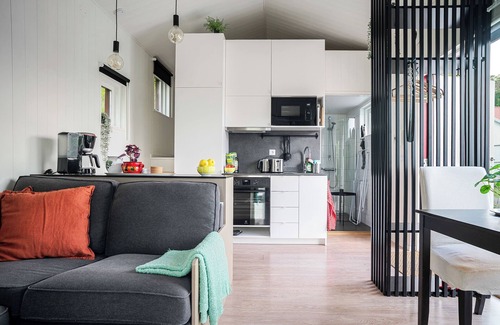 Tyreso Cabin | Cute and Cozy Guesthouse near Water