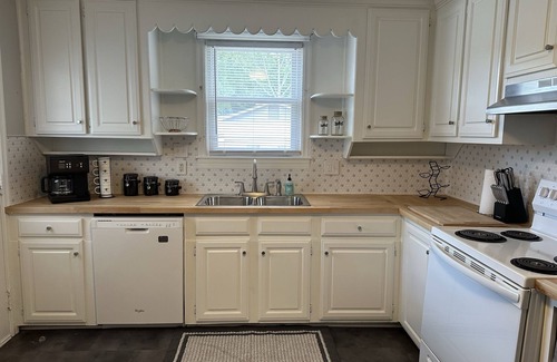 Columbia House | Cute and Cozy Pet Friendly Bungalow