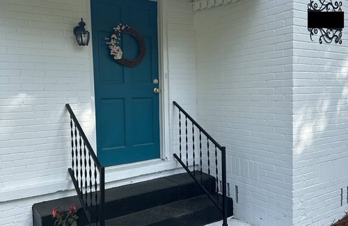 Columbia House | Cute and Cozy Pet Friendly Bungalow