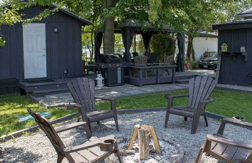 Hamilton Cottage | Cute as a Button - Two Bedroom Cottage, Sleeps 4