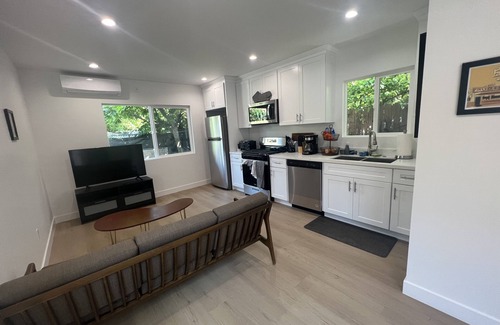 Glendale House | Cute brand new 1 bedroom home near The Americana!