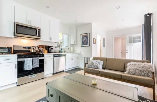 Glendale House | Cute brand new 1 bedroom home near The Americana!