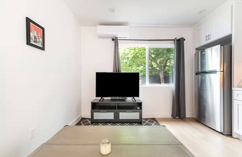 Glendale House | Cute brand new 1 bedroom home near The Americana!