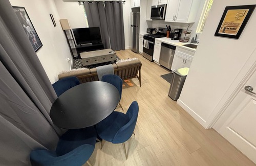 Glendale House | Cute brand new 1 bedroom home near The Americana!