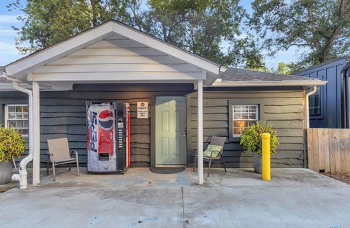 Greenville Cabin | Cute Cabin on the River, 6 Min to DT, Sleeps 4