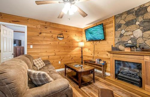 Helen House | Cute Cabin with Pool Table and Hiking Trails in Cleveland, Georgia