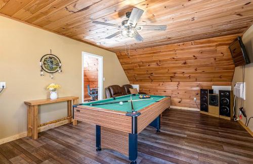 Helen House | Cute Cabin with Pool Table and Hiking Trails in Cleveland, Georgia