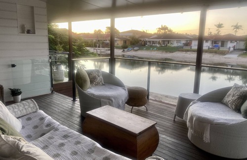 Palm Beach House | Cute Canal Front Duplex, 300m to the Beach, Pet Friendly