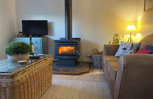 Port Albert Bed & Breakfast | Cute Clean and Cosy Windspray Cottage - Less Than 500m to the Heart of Town