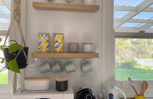 Port Albert Bed & Breakfast | Cute Clean and Cosy Windspray Cottage - Less Than 500m to the Heart of Town