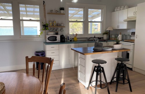 Port Albert Bed & Breakfast | Cute Clean and Cosy Windspray Cottage - Less Than 500m to the Heart of Town