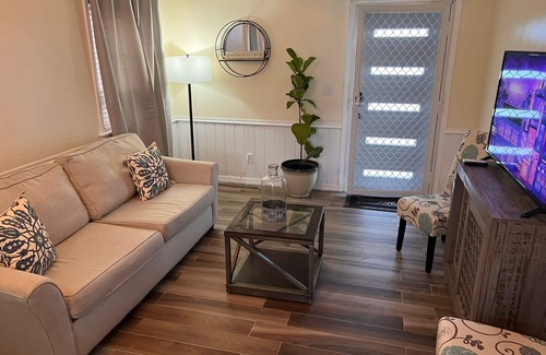 Nassau Cottage | Cute, clean and cozy cottage. 5 minute drive from Junkanoo beach and Bay street.