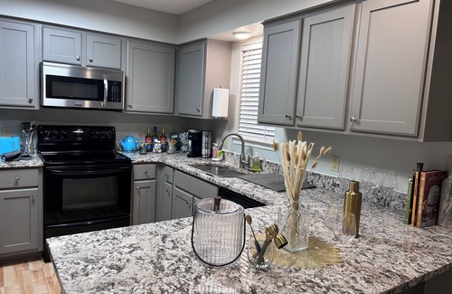 Little Rock House | Cute, clean, convenient mid to long-term rental in West LR! Garage & yard!