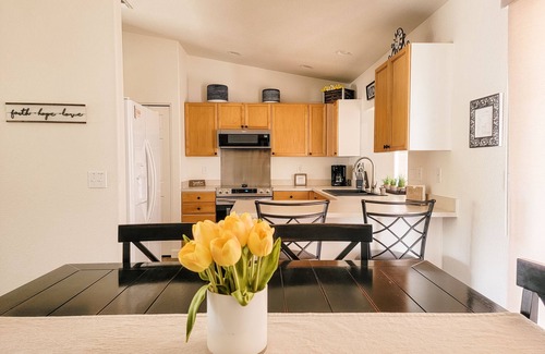 Lake Havasu City House | Cute, Clean, Cozy & Bright! Comfortably Sleeps 8 - Ample Boat/Toys Parking.