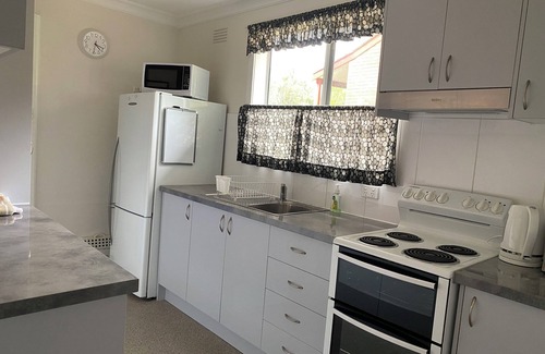 Catalina House | Cute Coastal Cottage with golf views, walking distance to town or beach