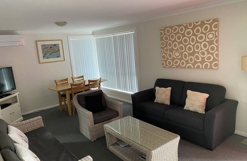 Catalina House | Cute Coastal Cottage with golf views, walking distance to town or beach