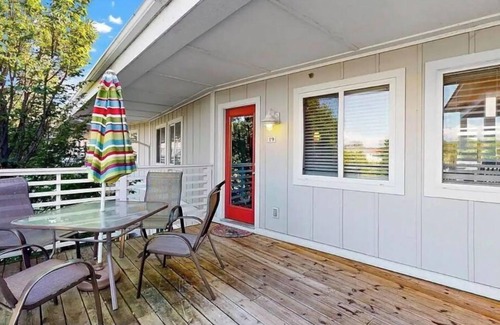 Douglas House | Cute condo with pool ideal for spring and summer fun