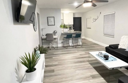 Delray Beach Cottage | Cute Corner Cottage