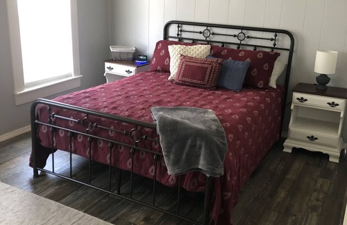 Mena Cottage | Cute Cottage by Janssen Park and Downtown Mena