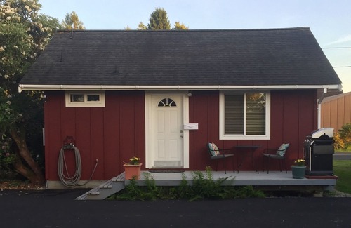 Olympia Cottage | Cute Cottage Close To Town and Bike Trails