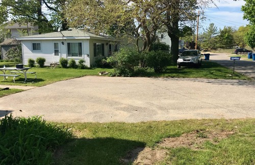 Pentwater Cottage | Cute cottage short walk from the beach.