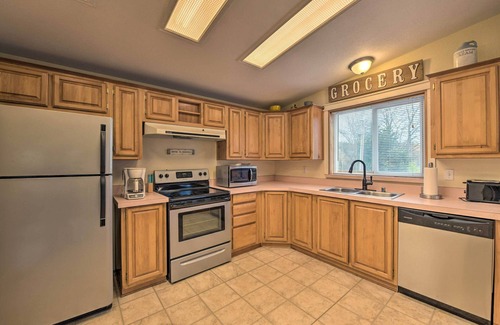 Poulsbo Cottage | Cute Cottage w/Deck Walk 115 Ft to Brewery & Cafe