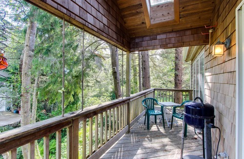 Downtown Cannon Beach House | Cute Cottage with Close Beach Access & Free WiFi - Dogs Welcome
