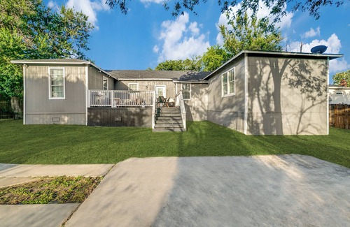 Near East Side House | Cute & Cozy 4BR home in Historic Downtown SA