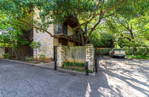 Hyde Park Condo | Cute, Cozy and Quiet Studio just north of UT and Downtown.